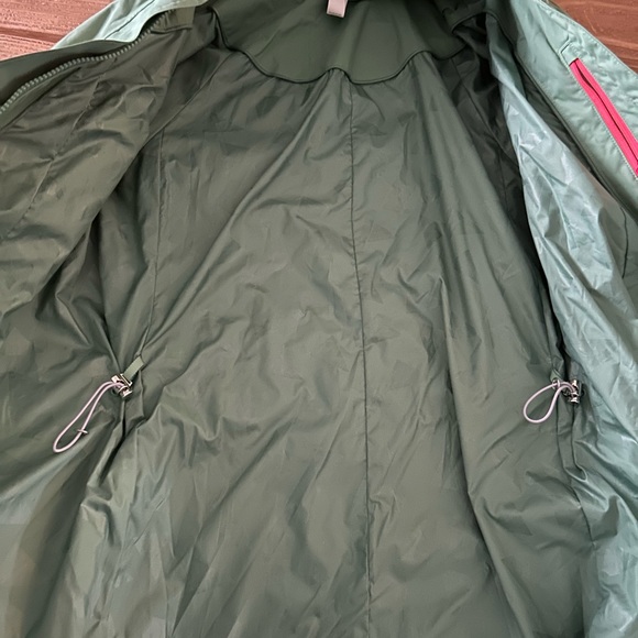 Never worn rain jacket lululemon - Picture 3 of 8